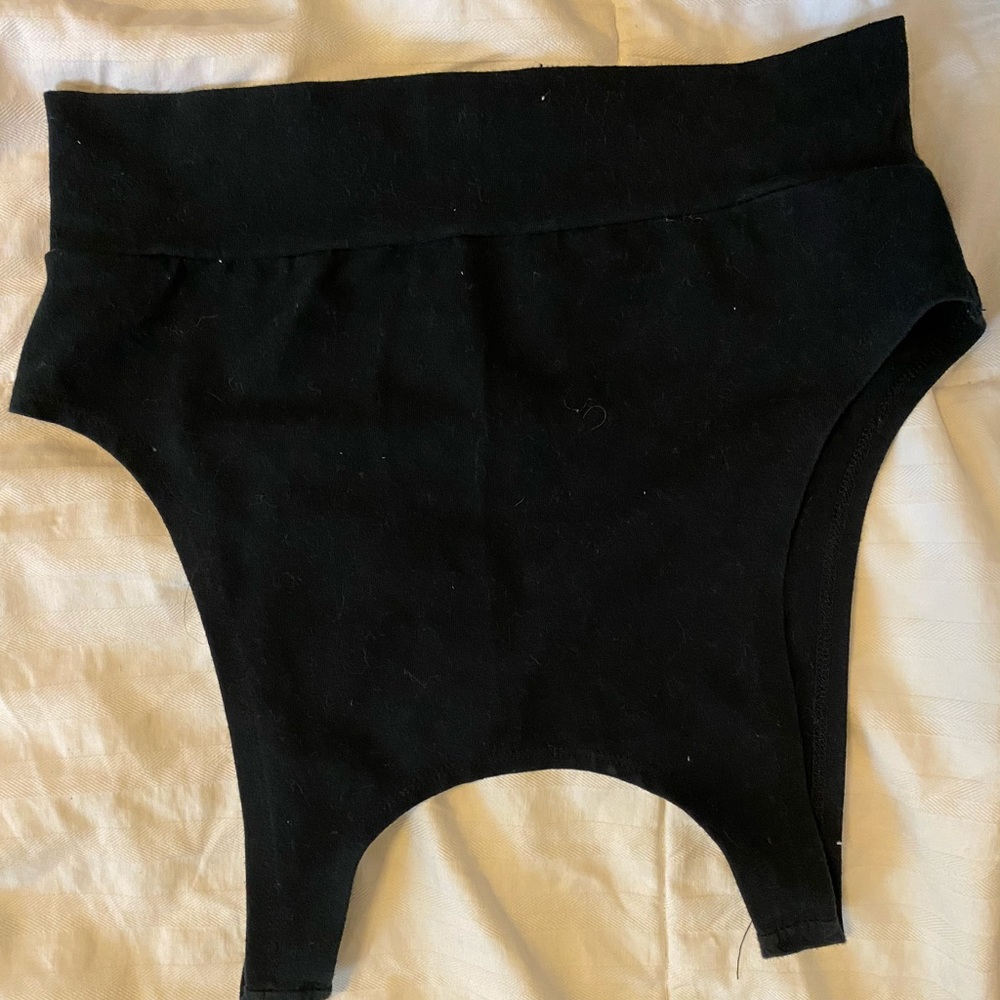 Black cropped tank top